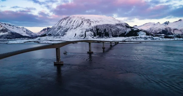 Vista Aérea Drone Ponte Gimsoya Crepúsculo Inverno Vibrante Lofoten Noruega — Fotografia de Stock