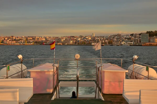 Fartyget Med Den Spanska Flaggan Lämnar Skumspår Som Rör Sig — Stockfoto