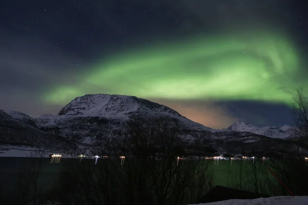 Una Vista Miracolosa Delle Luci Aurora Verdi Sopra Montagne Perfetto — Foto Stock