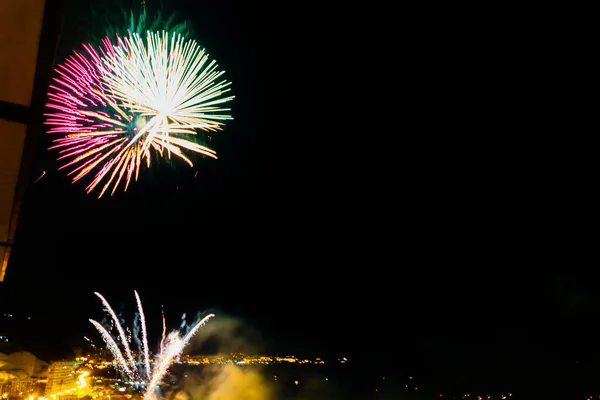 Una Vista Panorámica Fuegos Artificiales Colores Durante Noche —  Fotos de Stock