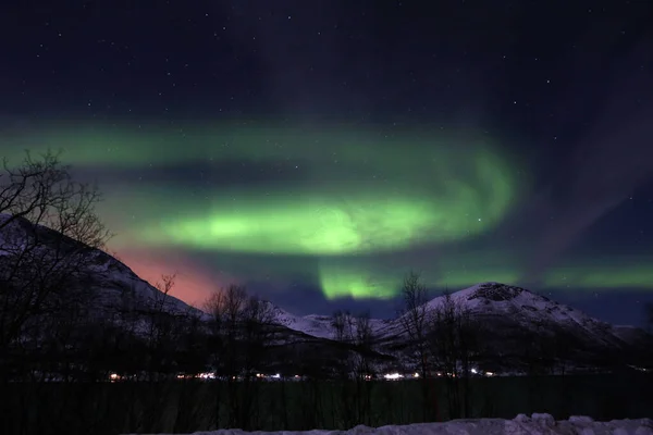 Een Wonderbaarlijk Uitzicht Groene Aurora Lichten Boven Bergen Perfect Voor — Stockfoto