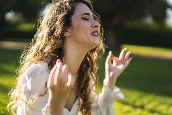 Egy Közeli Kép Gyönyörű Kaukázusi Spanyolországból Fehér Felső Meditál Mosolyog — Stock Fotó