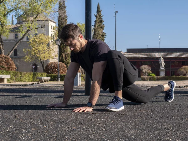 Молодий Кавказький Чоловік Іспанії Розігріває Вправи Перед Тим Розпочати Тренування — стокове фото
