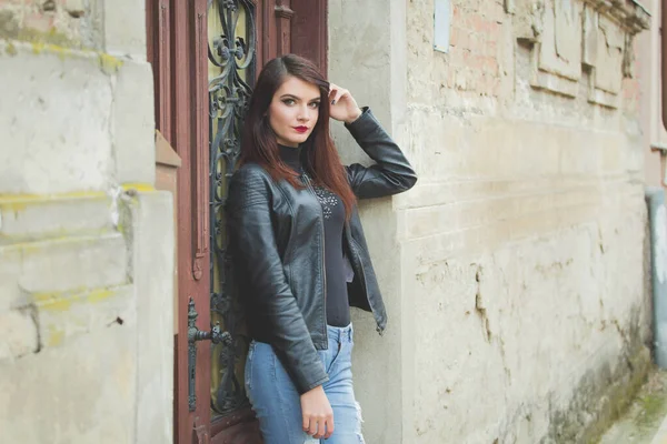 Une Jeune Brune Caucasienne Dans Manteau Cuir Posant Devant Vieux — Photo