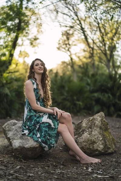 Een Verticaal Schot Van Blanke Vrouw Uit Spanje Een Groene — Stockfoto