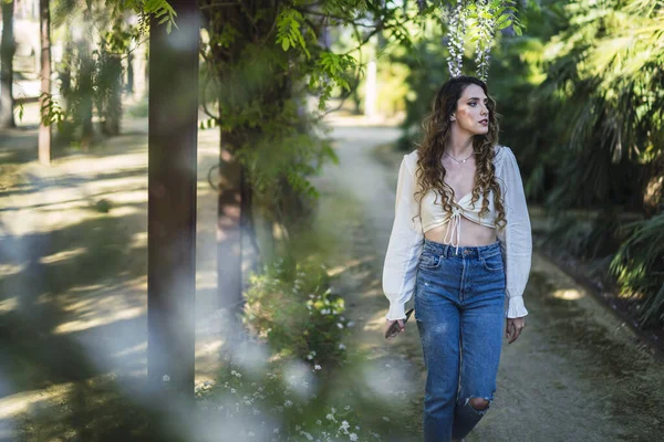 Tiro Foco Raso Uma Bela Mulher Branca Espanhola Vestindo Top — Fotografia de Stock