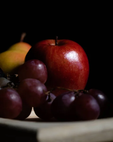 Tiro Close Uvas Saborosas Com Maçãs Fundo Preto — Fotografia de Stock