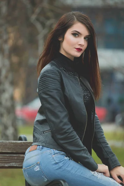 Een Mooie Blanke Vrouw Met Rode Lippenstift Poserend Een Park — Stockfoto