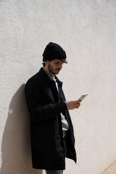 Egy Stílusos Spanyol Fickó Támaszkodik Falra Használja Okostelefonját Emberek Technológia — Stock Fotó