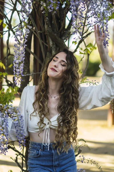 Disparo Vertical Una Hermosa Mujer Española Caucásica Posando Junto Flores —  Fotos de Stock