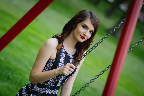 Vacker Vit Kvinna Med Rött Läppstift Sitter Park Swing — Stockfoto