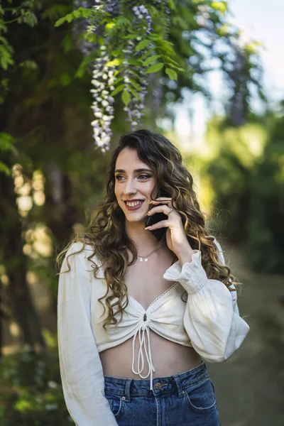 Disparo Vertical Una Hermosa Mujer Española Caucásica Con Pelo Rizado —  Fotos de Stock