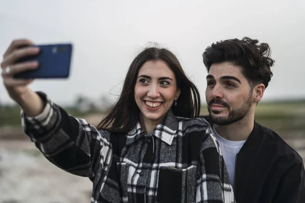Płytkie Skupienie Młodej Kaukaskiej Pary Robiącej Selfie Polu Hiszpanii — Zdjęcie stockowe