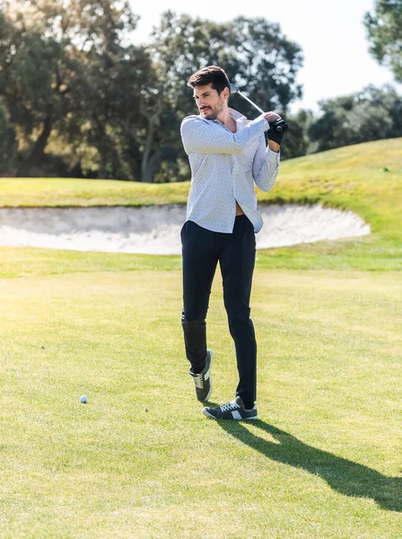 Joven Caucásico Jugando Golf Campo Golf Profesional —  Fotos de Stock