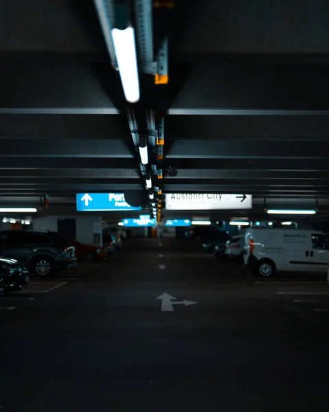 この美しい写真はフランクフルトの駐車場で撮影されました 色が出てくるのが好き — ストック写真