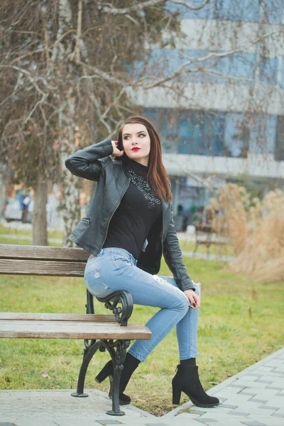 Tiro Vertical Uma Jovem Mulher Morena Casaco Couro Posando Sentado — Fotografia de Stock