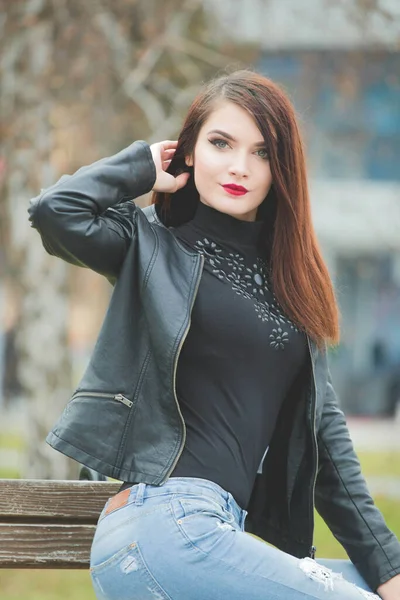 Beautiful Caucasian Female Red Lipstick Posing Park — ストック写真