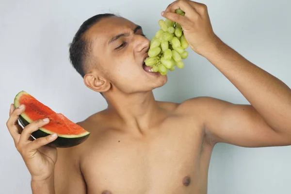 Homem Sul Asiático Índia Comendo Frutas Fundo Branco — Fotografia de Stock