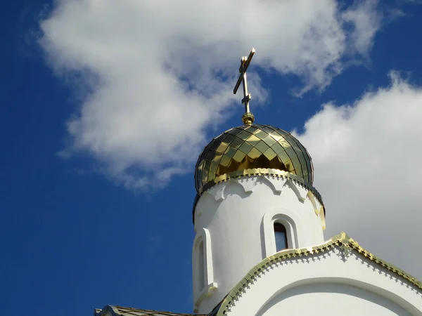 Tiro Ángulo Bajo Cúpulas Doradas Iglesia Ortodoxa Rusia Contra Cielo — Foto de Stock