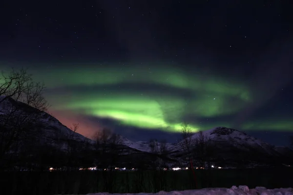 Μια Θαυματουργή Θέα Του Πράσινου Aurora Φώτα Πάνω Από Βουνά — Φωτογραφία Αρχείου