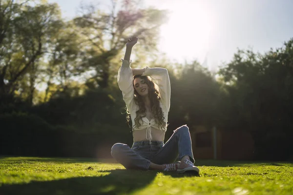 Shallow Focus Shot Beautiful Spanish Caucasian Woman Wearing Top Jeans — 스톡 사진