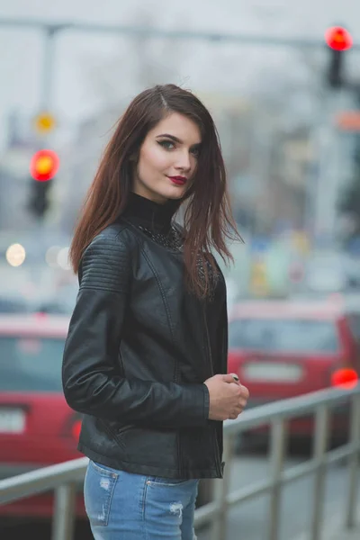 Een Verticaal Schot Van Een Jonge Brunette Vrouw Een Lederen — Stockfoto