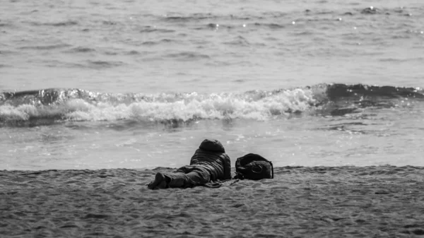 Черно Белый Снимок Человека Сзади Лежащего Пляже — стоковое фото
