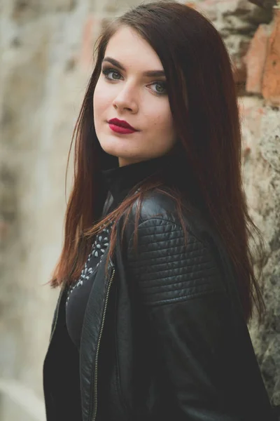 Beautiful Caucasian Female Red Lipstick Leather Coat Leaned Wall — ストック写真