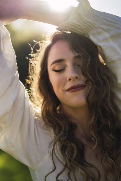 Tiro Vertical Uma Bela Mulher Branca Espanhola Com Cabelo Encaracolado — Fotografia de Stock