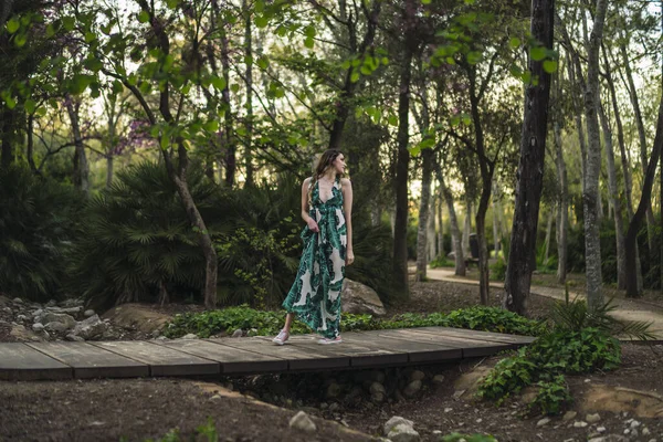 Tiro Foco Raso Uma Bela Mulher Branca Espanhola Com Cabelo — Fotografia de Stock