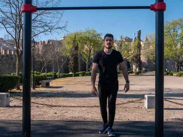 Jeune Homme Caucasien Espagne Forme Des Calisthéniques Dans Parc Par — Photo