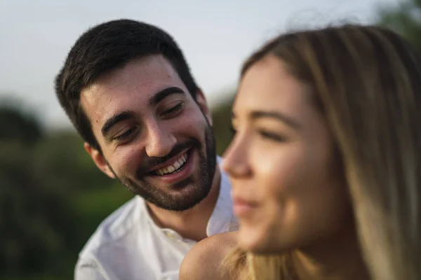 Una Pareja Caucásica Española Pasando Rato Parque Durante Día —  Fotos de Stock