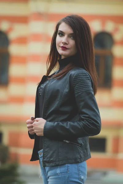 Beautiful Caucasian Female Red Lipstick Leather Coat Posing Outdoors — 스톡 사진