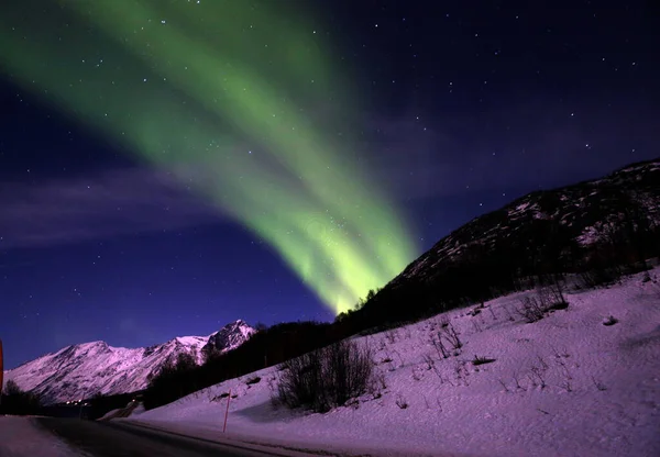 Una Vista Miracolosa Delle Luci Aurora Verdi Sopra Montagne Innevate — Foto Stock
