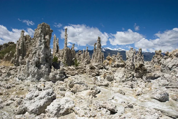 カリフォルニア州モノ湖の有名なトゥファ層 — ストック写真