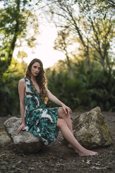 Tiro Vertical Mulher Caucasiana Espanha Vestido Verde Posando Uma Rocha — Fotografia de Stock