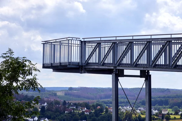 Skywalk Sauerland Fatto Grate Con Vista Una Valle Con Villaggio — Foto Stock