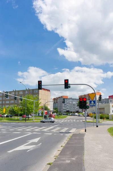 Poznan ポーランド 2015年10月18日 Stare Zegrze地域による赤い交通信号を示す交差点 — ストック写真