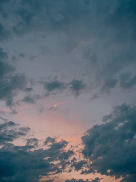 Uma Bela Vista Nuvens Fofas Céu Pôr Sol Colorido — Fotografia de Stock