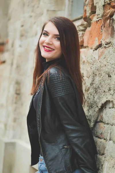 Een Verticaal Schot Van Een Jonge Brunette Vrouw Een Lederen — Stockfoto