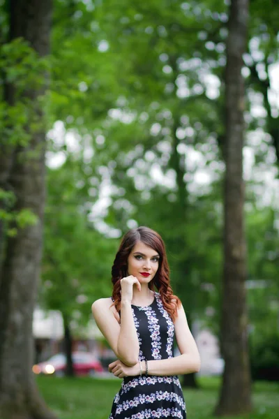 Tiro Vertical Uma Jovem Morena Feminina Vestido Floral Posando Parque — Fotografia de Stock