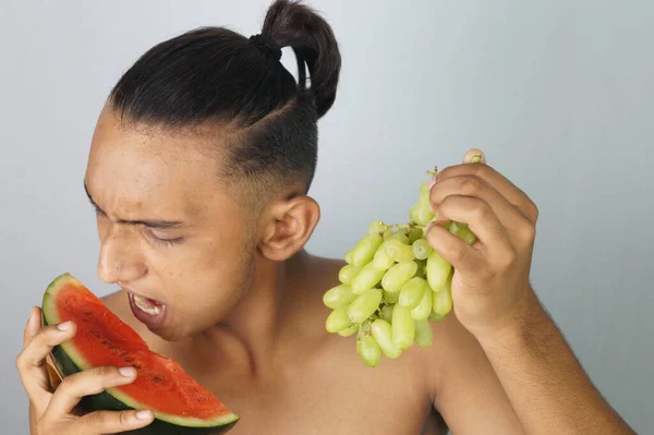 Homem Sul Asiático Índia Comendo Frutas Fundo Branco — Fotografia de Stock