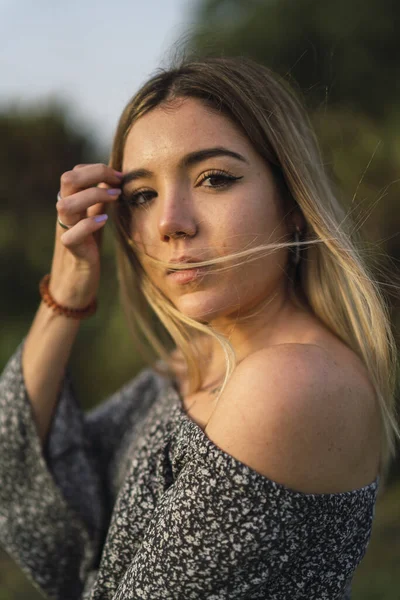 Plano Vertical Una Hermosa Joven Española Caucásica Posando Parque —  Fotos de Stock