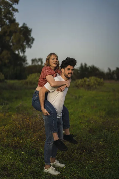 Plan Vertical Couple Caucasien Espagnol Dans Parc Lui Donnant Une — Photo