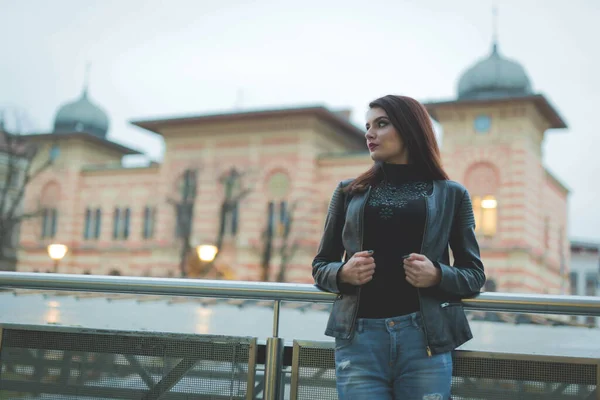 Une Jeune Brune Dans Une Veste Cuir Appuyée Sur Une — Photo