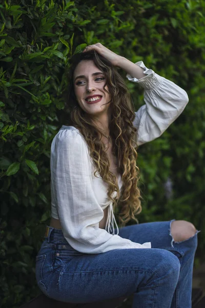 Disparo Vertical Una Hermosa Mujer Española Caucásica Con Top Jeans —  Fotos de Stock