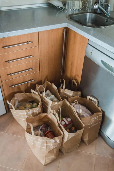 Boodschappentassen Vol Producten Boodschappen Keuken Vlees Water Eieren Groenten Melk — Stockfoto