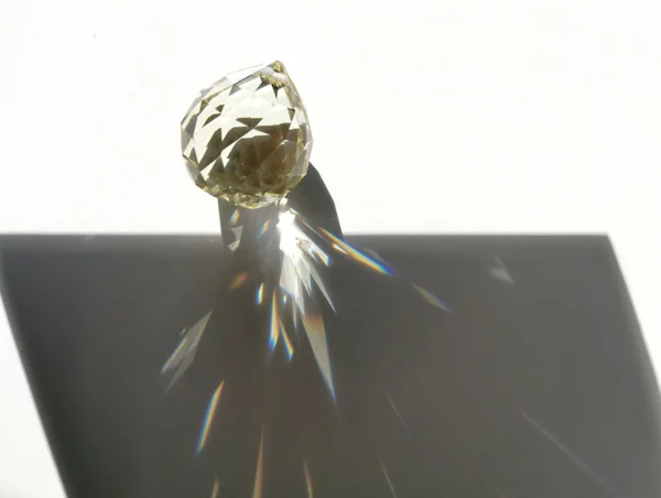 Beyaz Bir Yüzeyde Parlak Kristal Bir Kayanın Üst Görüntüsü — Stok fotoğraf