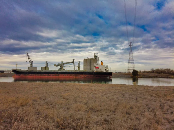 Primo Piano Una Nave Industriale Sul Lago — Foto Stock