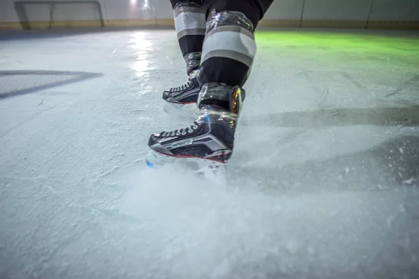 Nahaufnahme Von Professionellen Eishockeyschuhen Während Eines Spiels Auf Dem Eis — Stockfoto